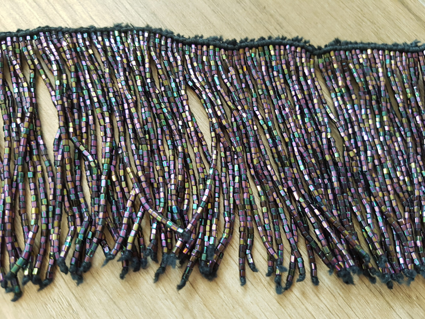 Perlenkette mit Strängen aus schwarzem Perlmutt mit vielen Perlen
1 Meter lang, Stränge 30cm lang