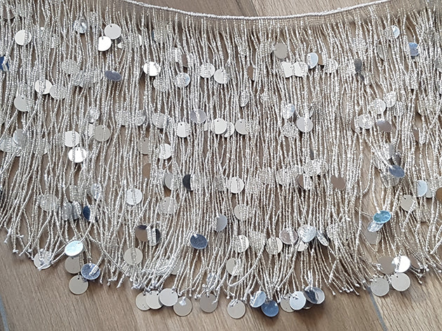 Perlenkette mit silberweißen Strängen mit vielen Perlen
1 Meter lang, Stränge 30cm lang