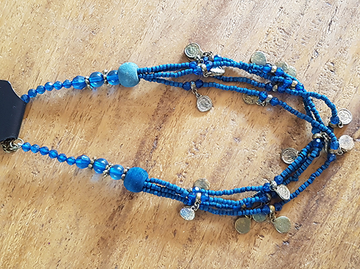 Halskette mit blauen Perlen und alten Münzen