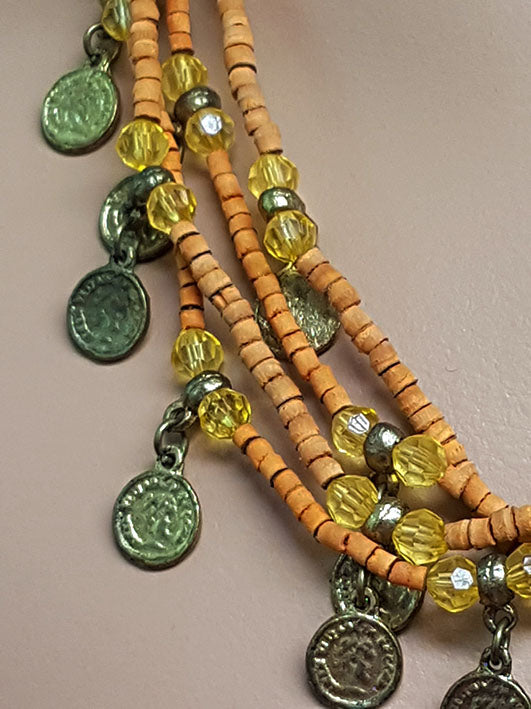 Halskette mit orangefarbenen Perlen und alten Münzen