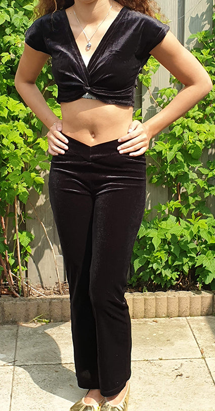 Set aus Samthose und kurzem Cross-Top aus schwarzem Samt