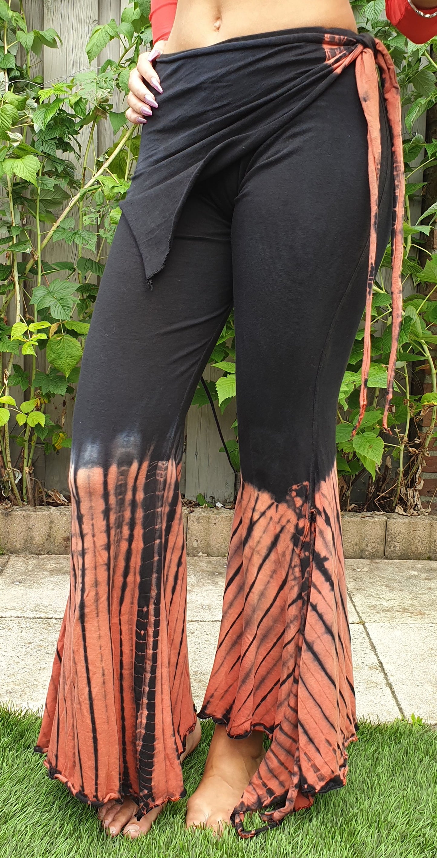 Schwarze Tribalhose mit Batikverlauf in Rotbraun Größe L