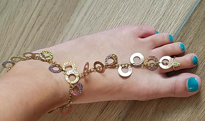 Fußschmuck mit verstellbarem Ring und Fesselriemchen in Gold