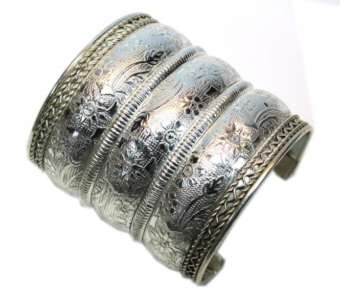 Editiertes breites silberfarbenes Armband