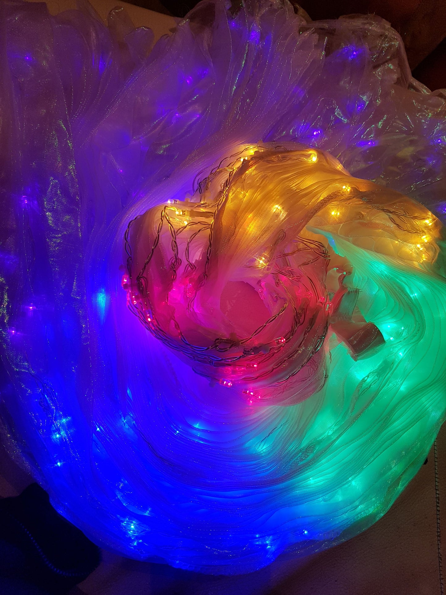 Isis Wings Organza mit Regenbogen-LED-Lichtern.
