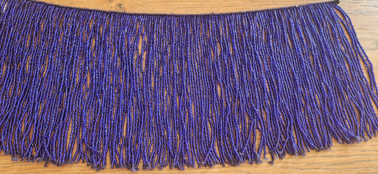 Perlenkette mit grünen Strängen mit vielen Perlen und Pailletten
