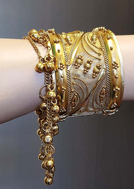 Goldfarbenes Bollywood-Armband mit Glöckchen