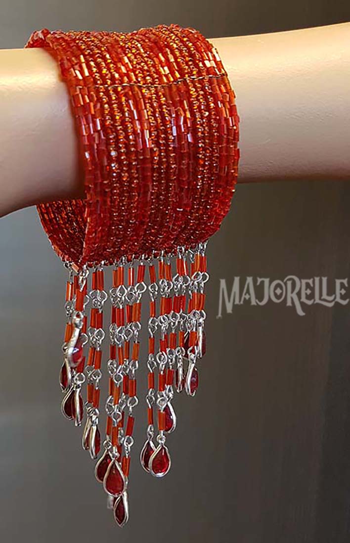 Armband in Burgunderrot mit Perlen