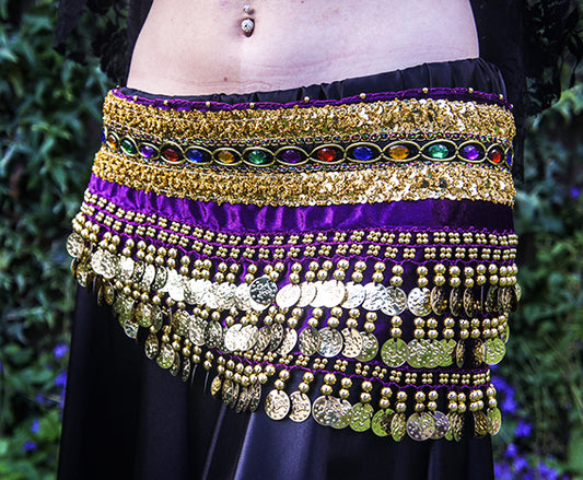 Lila Hüfttuch mit goldenem Band