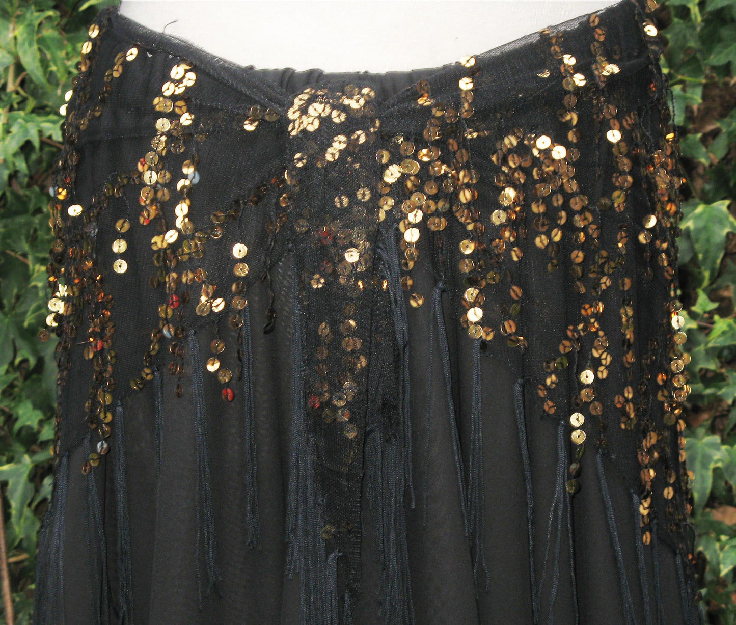 Langer Hüftschal in Schwarz mit goldenen Pailletten