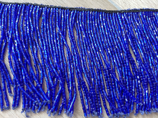 Perlenkette mit grünen Strängen mit vielen Perlen und Pailletten
