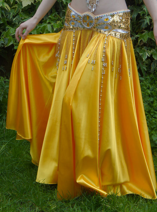 Weiter Satinrock in Gold