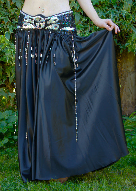 Weiter Satinrock in schwarz