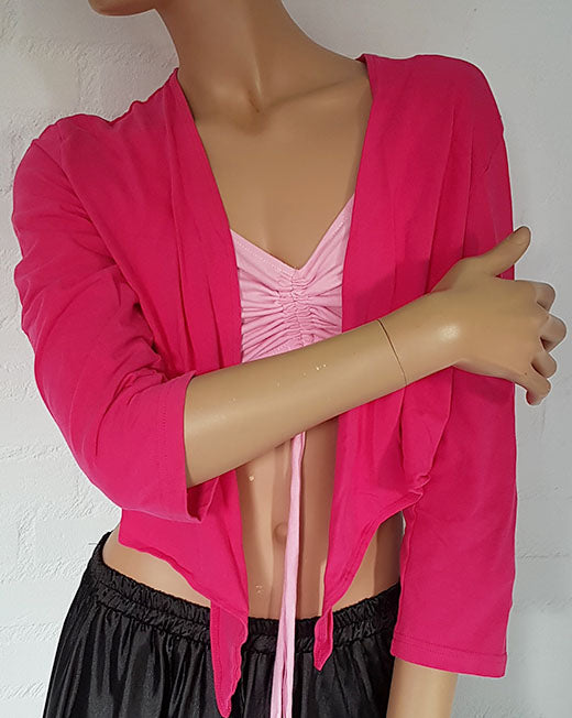 Bauchtanz-Oberteil in Fuchsia mit Dreiviertelärmeln.