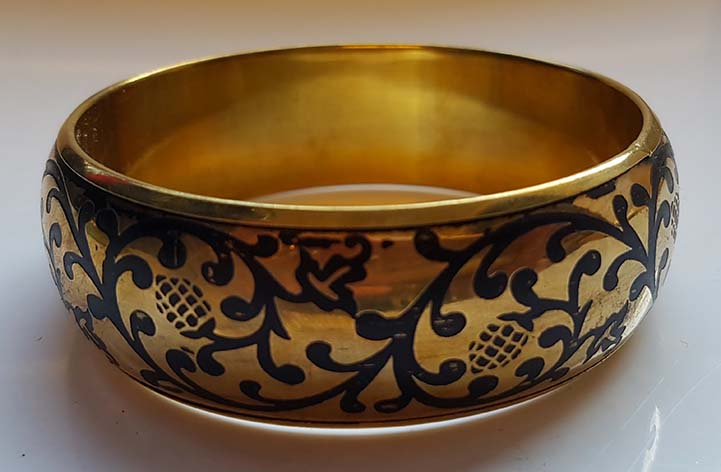 Goldfarbenes Armband mit schwarzen Elementen