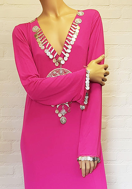 Hagalla-Kleid in Fuchsia mit Halbmond-Halskette