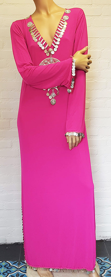 Hagalla-Kleid in Fuchsia mit Halbmond-Halskette