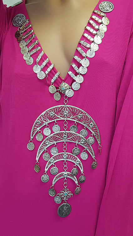 Hagalla-Kleid in Fuchsia mit Halbmond-Halskette