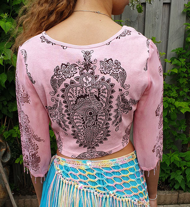 Shirt mit Pfauenprint und transparentem Ärmel in Pink