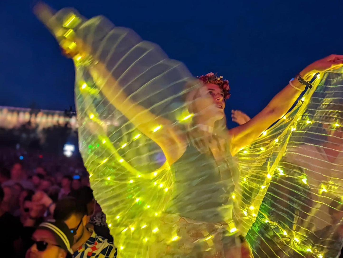 Isis Wings Organza mit goldenen LED-Lichtern