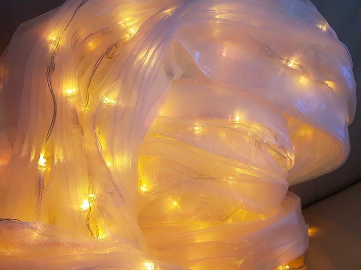 Isis Wings Organza mit goldenen LED-Lichtern
