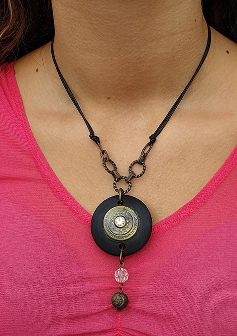 Halskette mit schwarzem Amulett, sehr leicht zu tragen