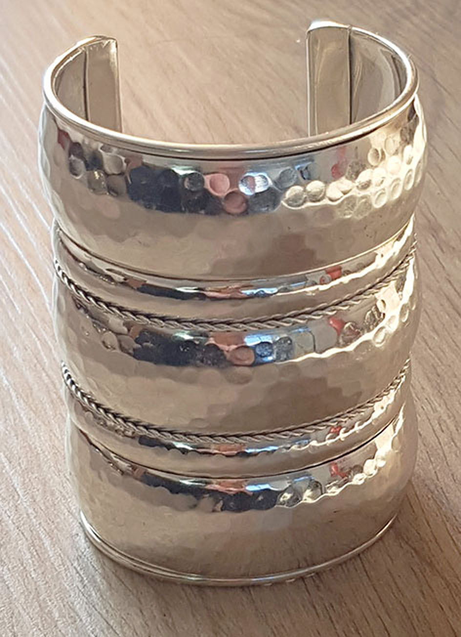 Breites silberfarbenes Armband, nickelfrei.