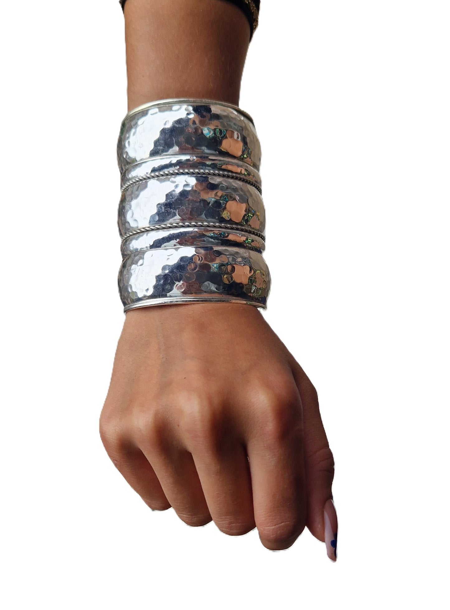 Breites silberfarbenes Armband, nickelfrei.