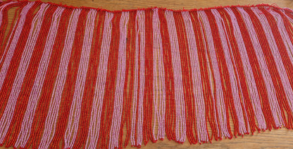 Perlenkette mit Strängen aus rot rosa Perlen 