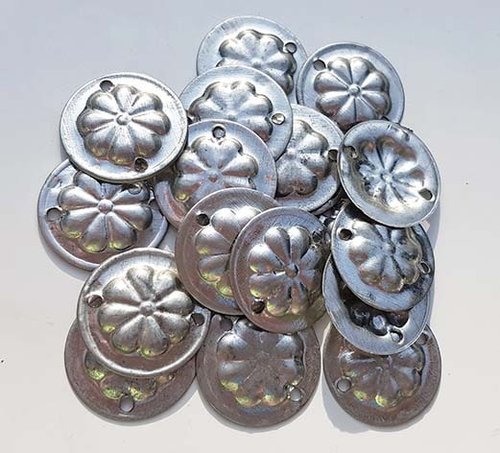 Tribalmünzen in altem Silber

 Beutel 15 Gramm, Münzen ca. 1 cm Durchmesser, ca. 19/20 Stück