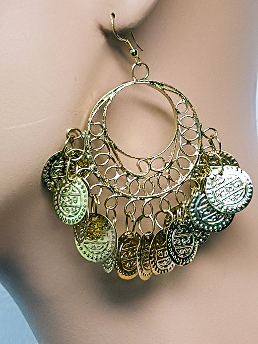 Goldfarbene runde Ohrringe mit Münzen