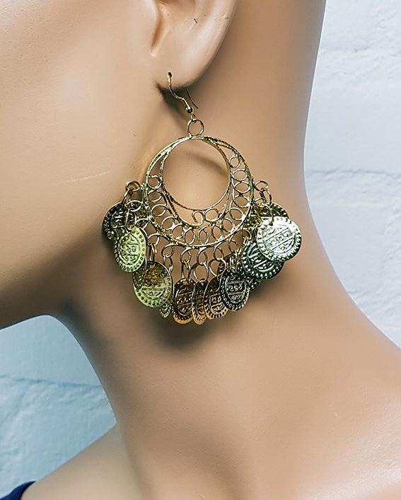 Goldfarbene runde Ohrringe mit Münzen