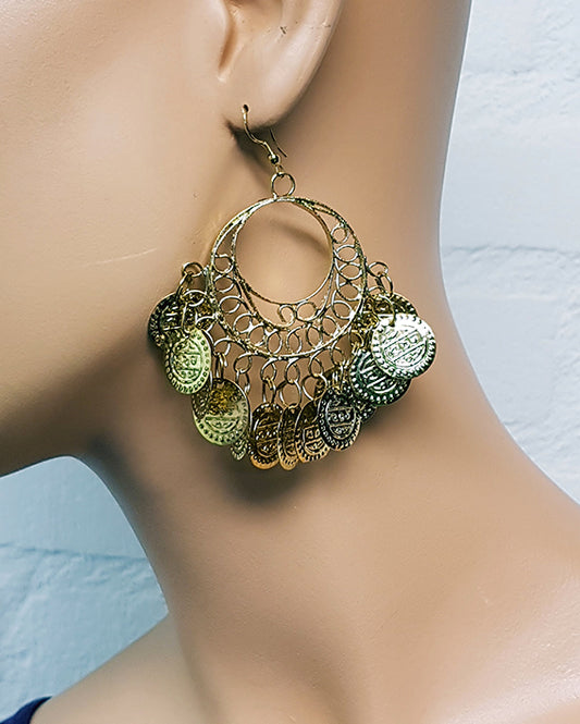 Goldfarbene runde Ohrringe mit Münzen