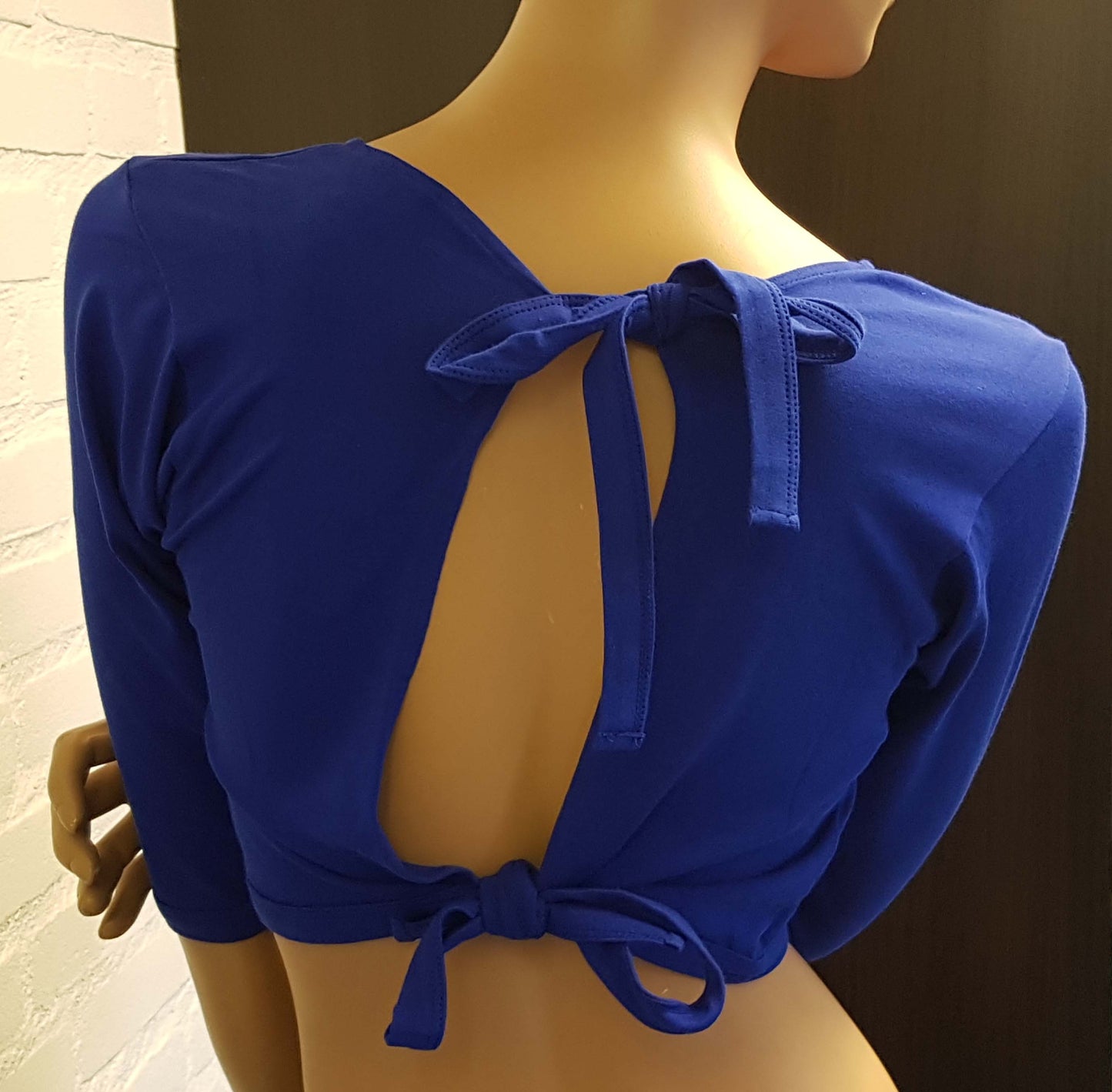 Top blau mit offenem Rücken L