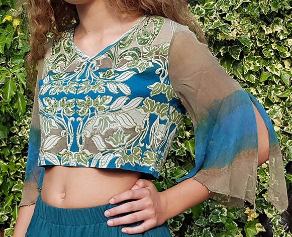 Crop Top mit Print und transparentem Schlitzärmel in Olivgrün/Petrol