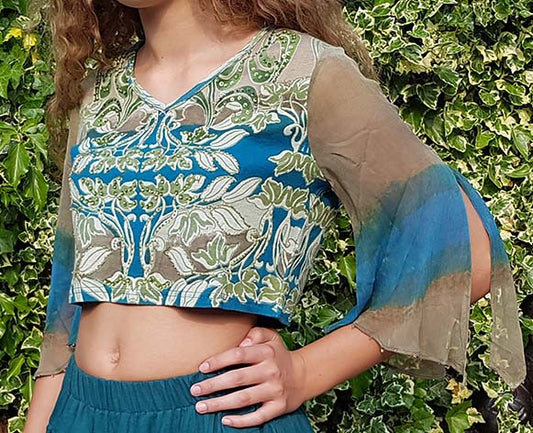 Crop Top mit Print und transparentem Schlitzärmel in Olivgrün/Petrol