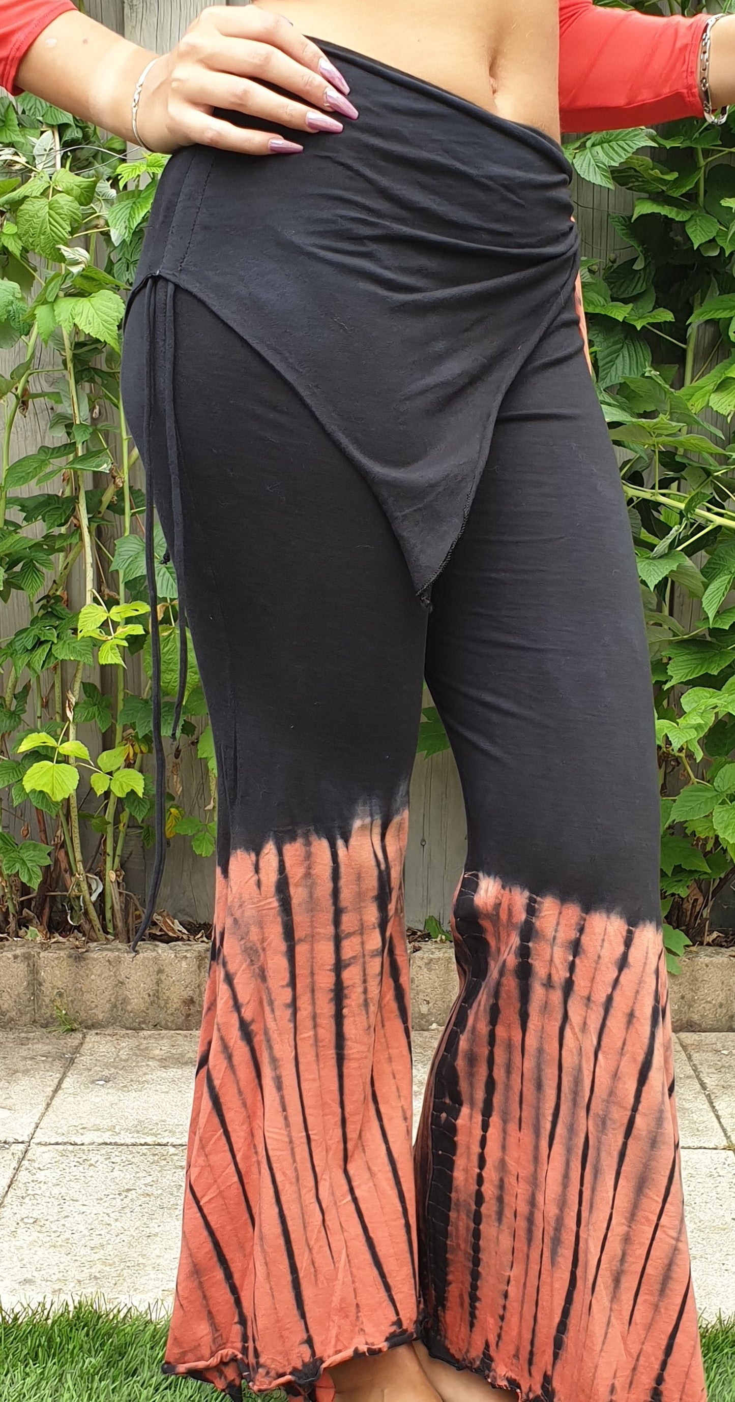 Schwarze Tribalhose mit Batikverlauf in Rotbraun Größe L