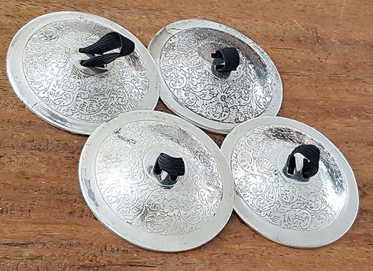 Wunderschön gearbeitetes silberfarbenes Becken/Nwikssate-Set, 4-teilig, Durchmesser 5 cm.