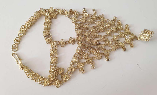 Gold-Handschmuck

 Handschmuck mit Ring, wird mit einem Haken am Handgelenk geschlossen