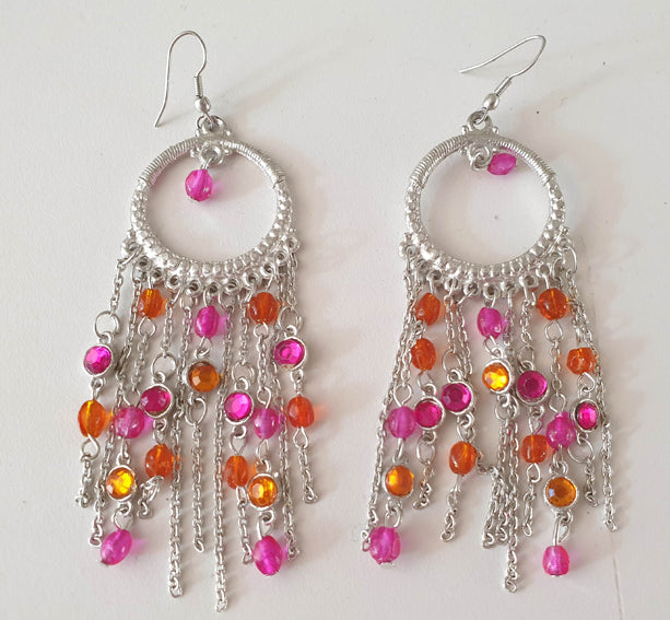 Silberfarbene Ohrringe mit orange/fuchsia details


 Nickelfrei