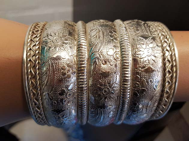 Editiertes breites silberfarbenes Armband
