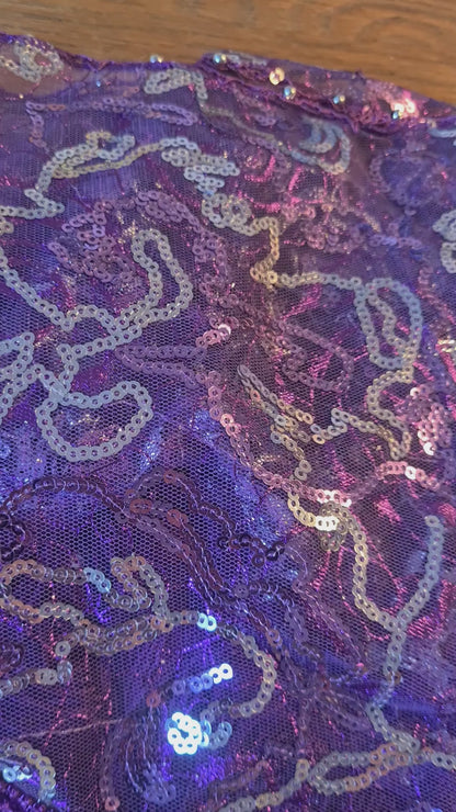 Lila Bauchtanz-Hüfttuch mit silbernen Linien und Münzen