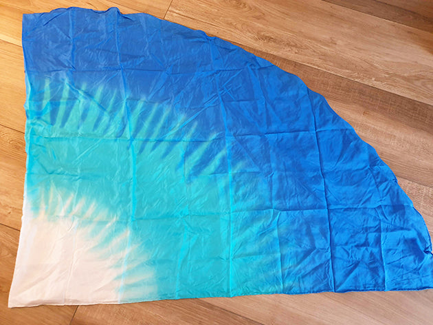 Seidenschleier, halbrund, Batikmuster in den Farben; weiß türkis blau